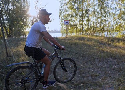 Cyclist jerking in public place meeting the beautiful sunset